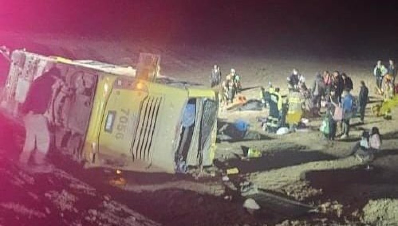 /local/desde-lima-a-buenos-aires-bus-vuelca-en-taltal-y-deja-al-menos-cuatro