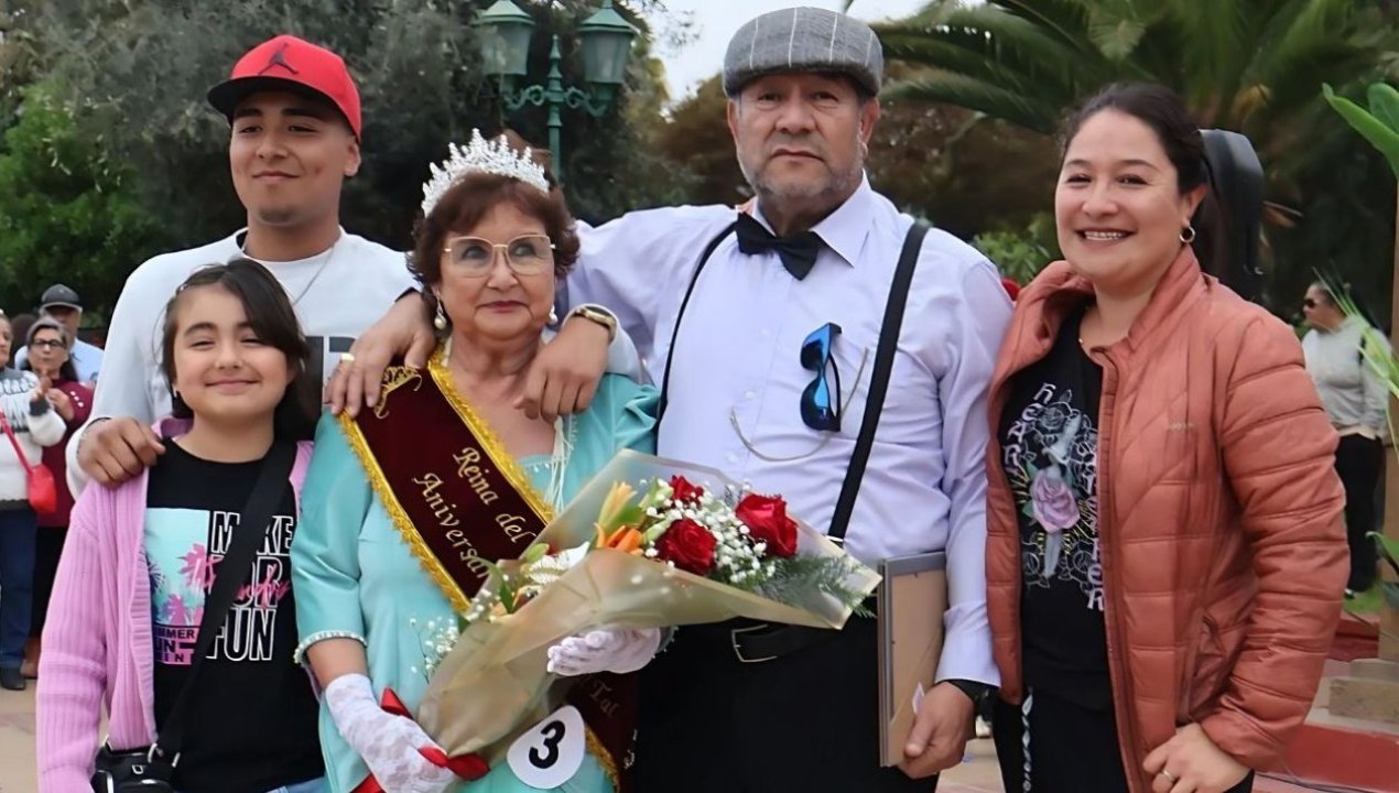 /una-reina-con-alma-de-maestra-elba-esquivel-es-coronada-reina-del-pasado