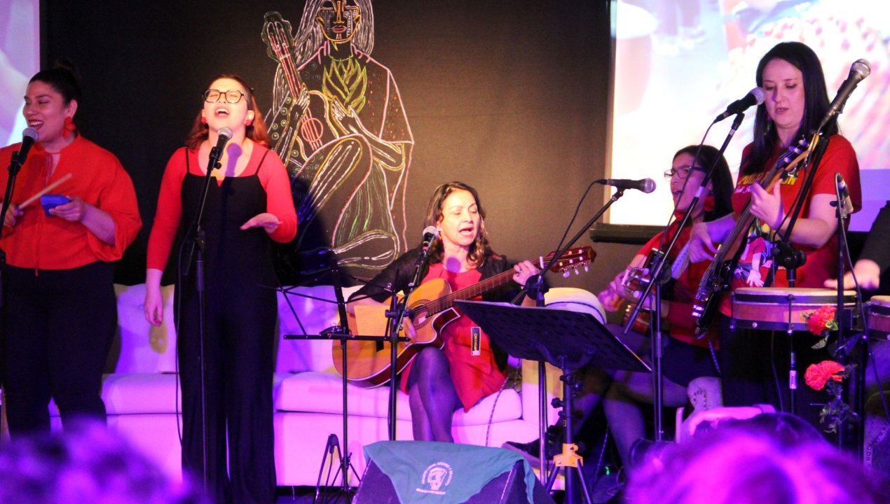 /noche-de-talento-regional-eli-moya-mousai-colectiva-y-haruwen-brillan-en