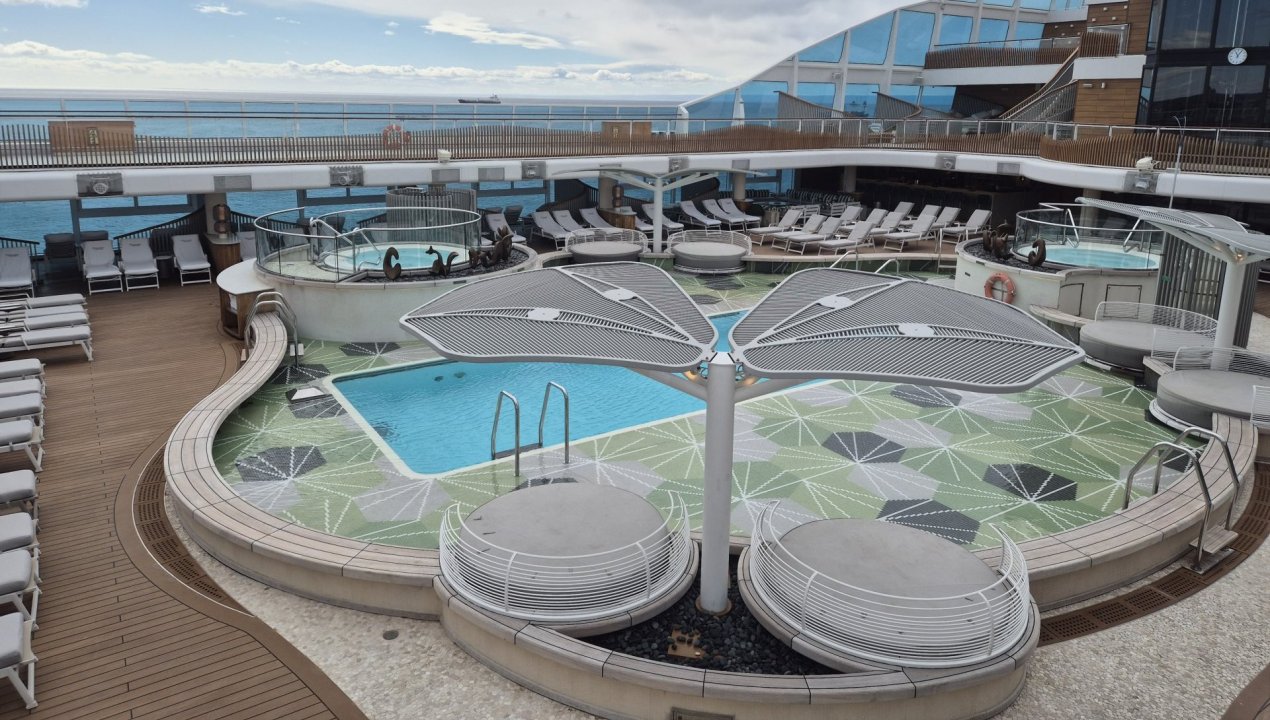 /epaustral-recibe-y-reconoce-al-crucero-vista-en-su-primera-recalada-en-el