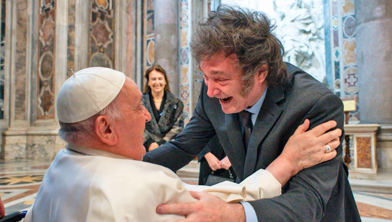 /internacional/religion/vaticano/le-regalo-alfajores-presidente-milei-y-papa-francisco-se-reunieron-en-el