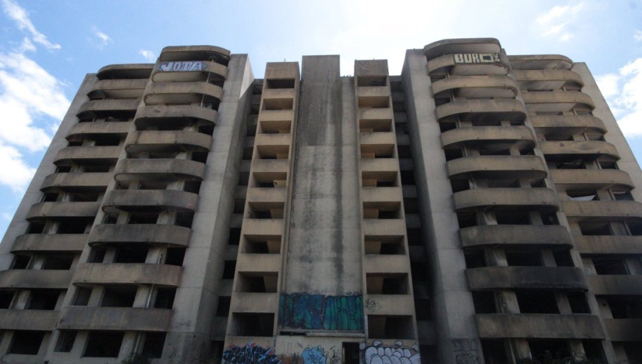 /regionales/region-del-biobio/27f-inician-obras-de-demolicio-n-del-edificio-puerto-de-palos-en-hualpe-n