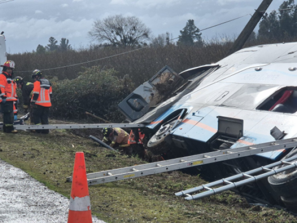 Ñuble: bus de dos pisos se volcó y deja al menos un fallecido