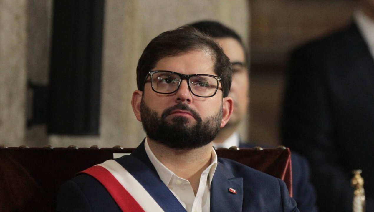 /actualidad/boric-acusa-irresponsabilidad-en-propuesta-de-kast-de-recortar-us-6-000