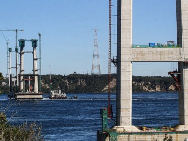 Ministra López proyecta entrega del Puente Chacao en 2028 mientras Arrau la estima hasta 2030